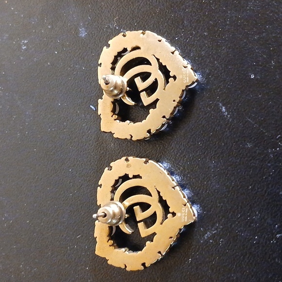 Authentic Gucci Heart Shaped Faux Pearl Earrings - Picture 4 of 5